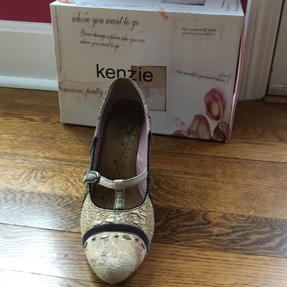 Kenzie tan velvet wedges. Comes in original box - Picture 3 of 7